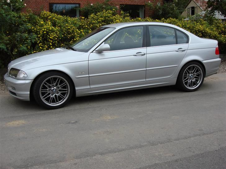 BMW 323 sedan e46 - læg mærke til fælgene de er ægte nok billede 9