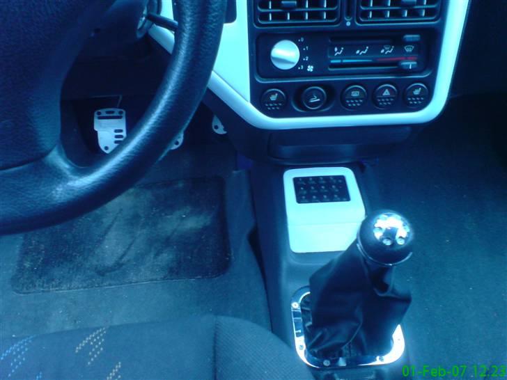 Peugeot 106 rallye 1.6 8V (SOLGT) - anden manchet, gearknop og pedaler billede 3