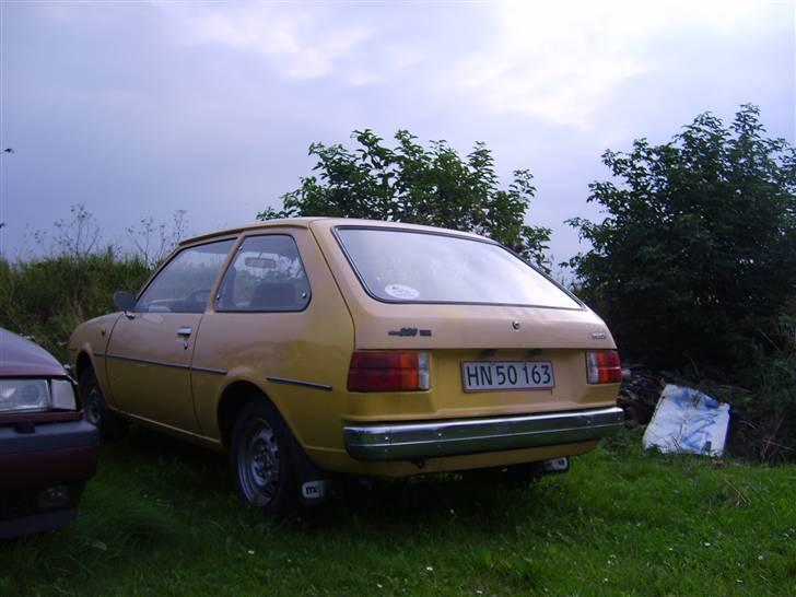 Mazda 323 Fa (Bananen) - Her kan man se hvor vi har poleret lidt billede 2