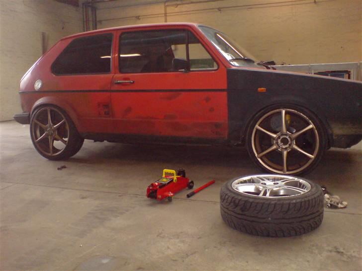 VW Golf 1 D SOLGT billede 1