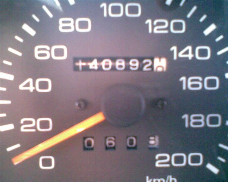 Mitsubishi colt ***SOLGT*** - kilometerne er sgu gode nok.. kanon i en 20 år gammel bil.. ved ikke lige hvorfor den går til 200?? er oplyst en topfart på 155 hehe billede 9