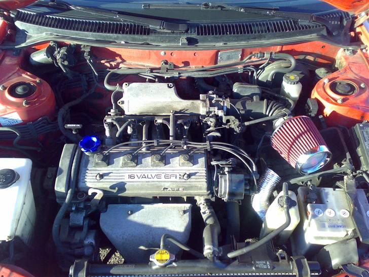 Toyota Corolla GLi Sedan - SOLGT - Sportsluftfilter med koldluft tilførsel billede 6