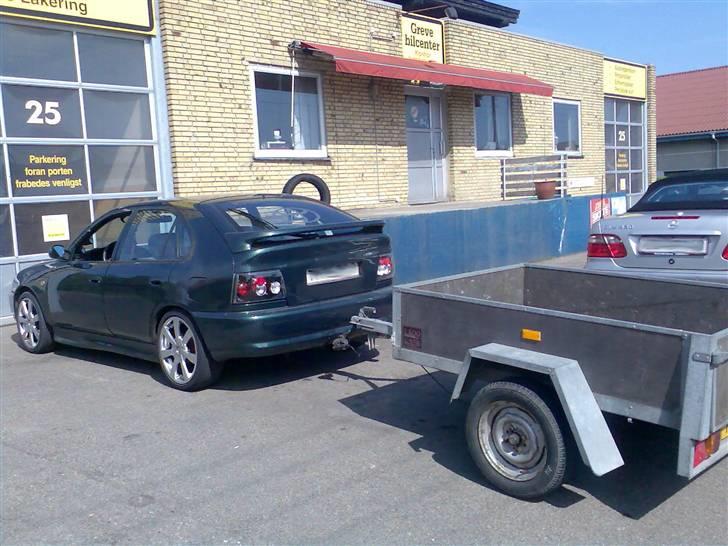 Toyota corolla Xli(totalskadet)  - selvom man har en stylet bil, er man da ikke for fin til at køre med trailer billede 3