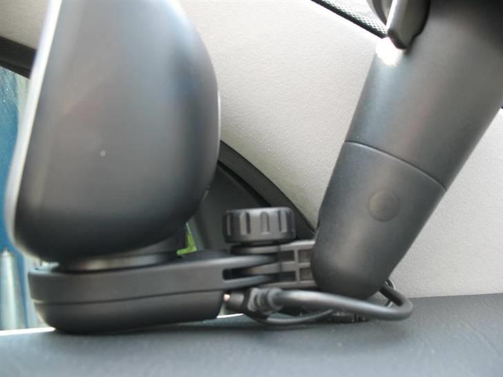 Citroën C5 Prestige 2,0i 16V - Tomtom - tilsluttet strøm, mikrofon og ekstra GPS-antenne, skjult i bilens lister. billede 20