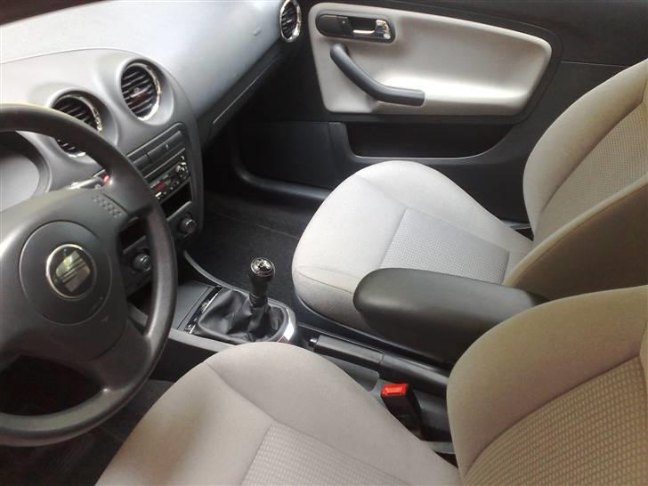 Seat Ibiza (solgt) - Krom pakke indenfor - lyser lidt op i en ellers lidt kedelig kabine billede 15