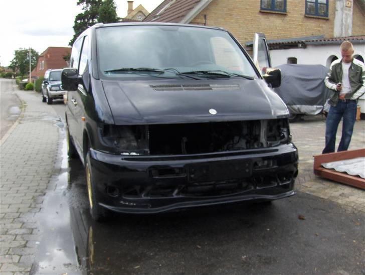 Mercedes Benz 110 td nyt projekt solgt - kofanger jeg har købt til den resten af spoiler skulle værre undervejs bilen bliver lakeret når alt er tilpasset.. billede 2