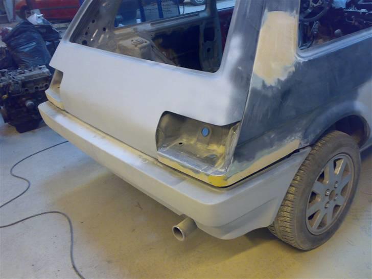 Toyota AE82 GT (PROJEKT) - C stolper spartlet ud hvor luftgæller har været, pynteliste under baglygter udspartlet. billede 7