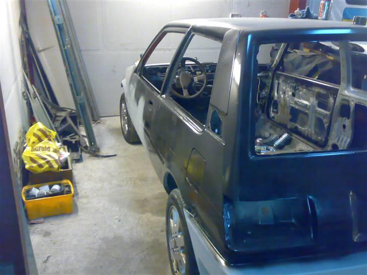 Toyota AE82 GT (PROJEKT) - Luft gælle huller i c stolper ikke fjernet endnu, samt dørhåndtags huller og pynte liste hul. billede 10