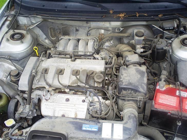 Mazda 626 LX sedan (tot.skadet) - Beskidt motorrum !! puha, det skal der ændres på :-) billede 6