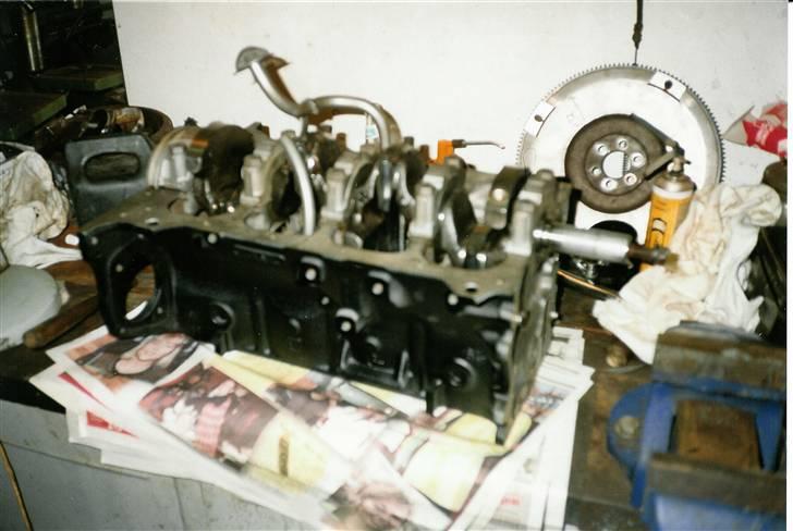 Opel Ascona B - Så samler vi, lettet 9,5" svinghjul i baggrund. Svær at lette, da gevindhuller for trykplade sidder helt ude. Har der for fræst ud i mellem dem. billede 15