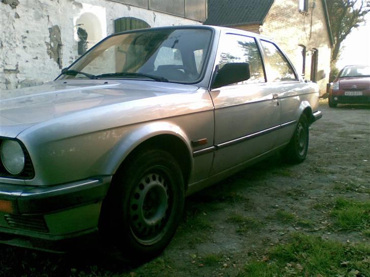 BMW E30 320I billede 1