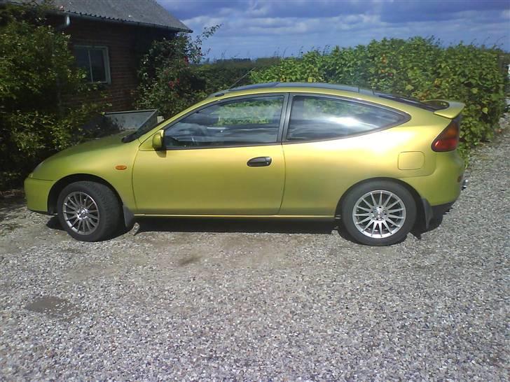 Mazda 323C (SOLGT) - her står den så... fin som den er :D billede 1