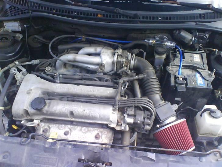 Mazda 323C (SOLGT) - motorerummet ? (: billede 7