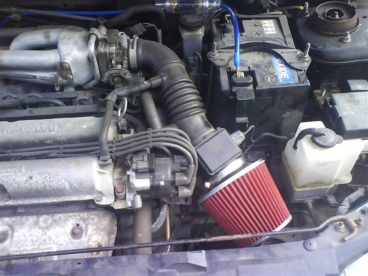Mazda 323C (SOLGT) - Her er KN filteret monteret ..  billede 8