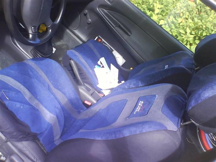 Mazda 323C (SOLGT) - Det første man ser når man sætter sig ind :) - Lidt rod ;b billede 9