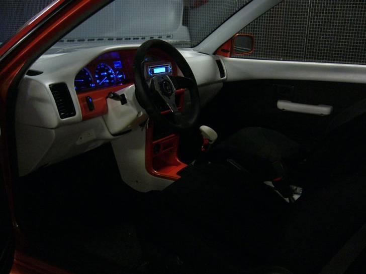Toyota Corolla RS (Solgt) - Det blå lys i instrumenteringen lyser godt op om aftenen. billede 11