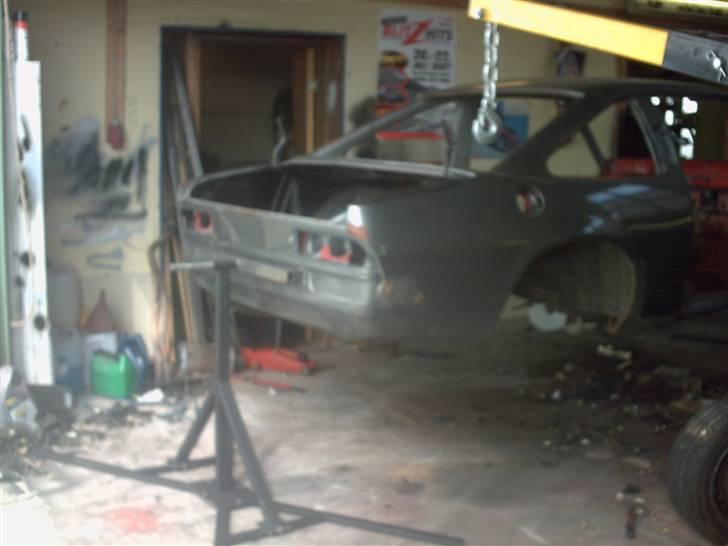 Opel manta b 19s - totalt adskilt og hængt op i stativ så den kan vendes 180 grader billede 1