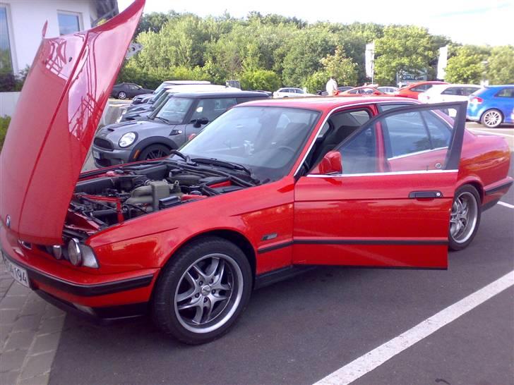 BMW E34 535i - holder lige og får pusten efter en hård omgang på ringen billede 6