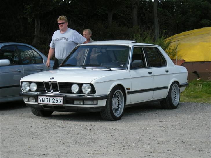 BMW E28 535i SOLGT billede 1