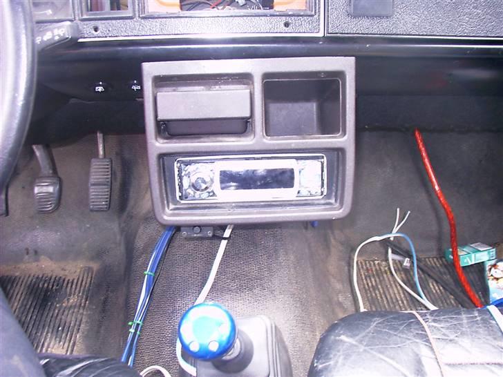 Ford Taunus (solgt) - Når det er monteret sådan så er fejlen der, men hvis jeg skruer kassen a og ligger den på passagersædet virker det billede 11