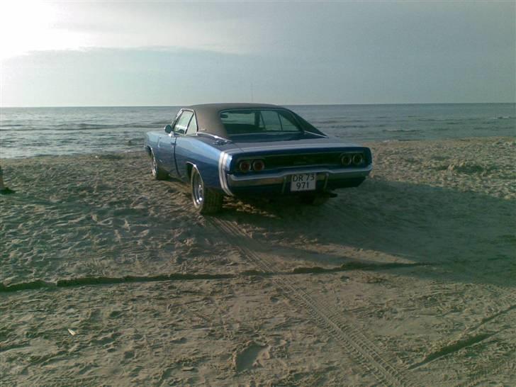 Dodge Charger  - her er vi ved stranden sommer 08... Charger´en står og kigger mod vest, har sku nok hjemve!!!!  billede 13