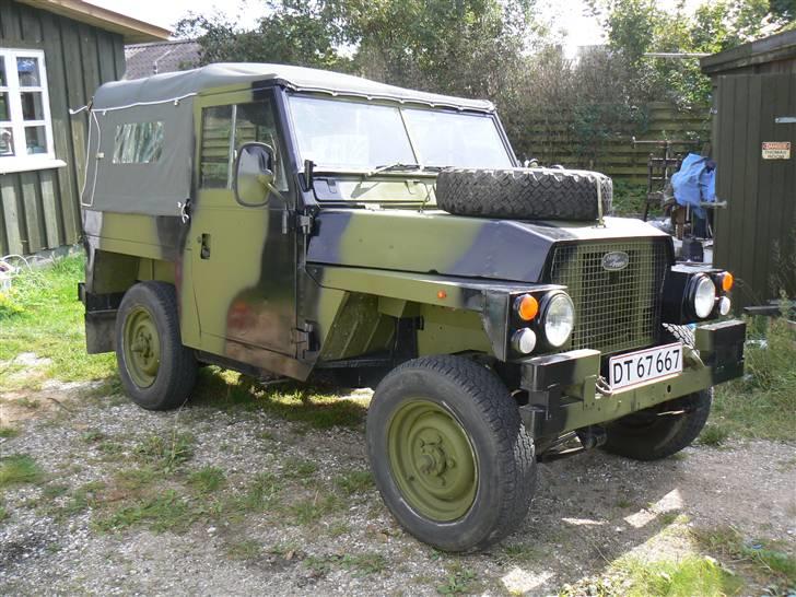 Land Rover airportable half ton - så fiik den fine gamle Land Rover en frisk gang SK80-grøn og lidt sorte pletter. billede 7