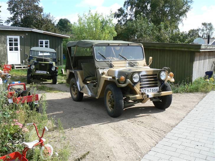 Jeep M151A2 - På vej ud af indkørslen med "kusine" Land Rover lightweight billede 9