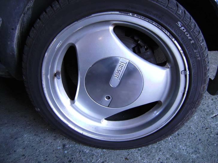 VW Polo Treser Cab- SOLGT - forhjulene har lidt skræmmer, derfor de skal poleres.. Har allerede været lidt igang på navkapslen billede 17