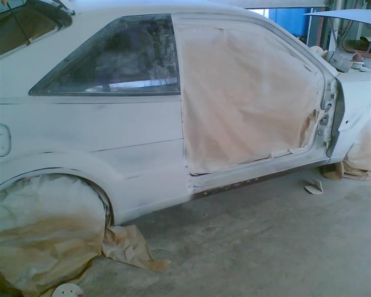 VW Corrado  G-60 TOTALSKADET - Så er den blevet slebet ned, fået fylder, slebet igen og nu er den klar til at blive lakket :D billede 14