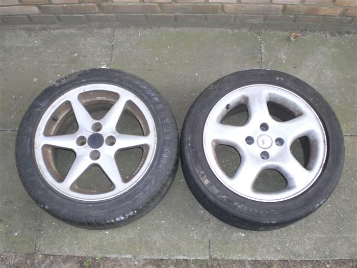 Honda Civic *SOLGT* - Har to sæt alu, og jeg regner med at fælget til venstre skal være hvid og skal være til sommerdæk, og den til venstre skal være til vinter.   billede 12