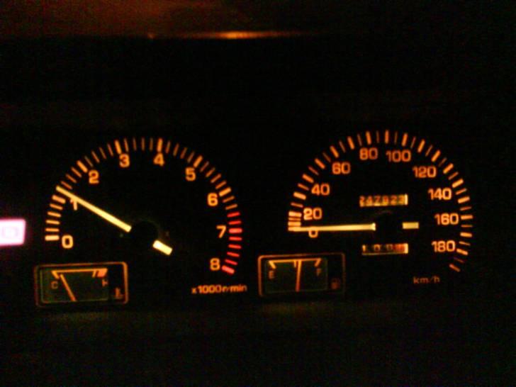 Toyota starlet "johansson"1.3 - så kom der "ny" instrumentering i med omdrejnings tæller billede 17