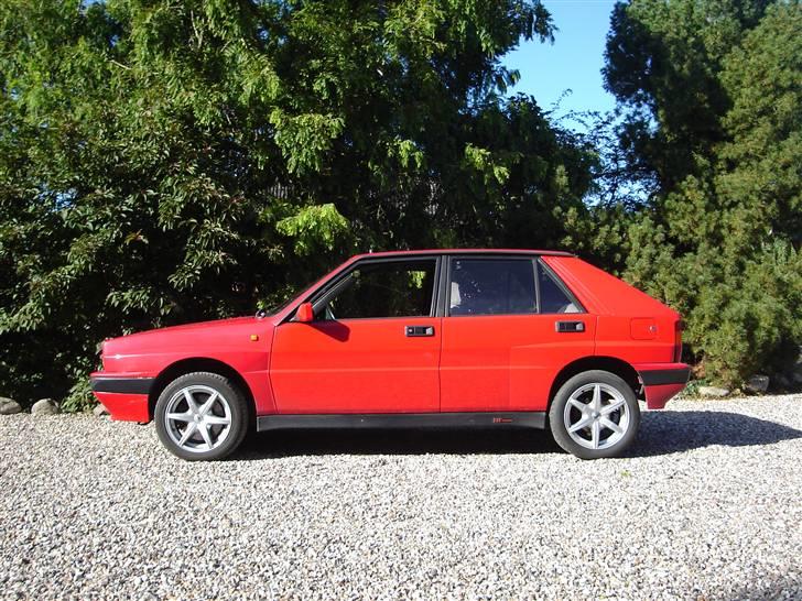 Lancia Delta Hf Integrale*Solgt* - Den er blevet lidt mat i lakken med de år den har på sig, men den skal bare males igen i den orginale Rosso Monza Røde farve. billede 3