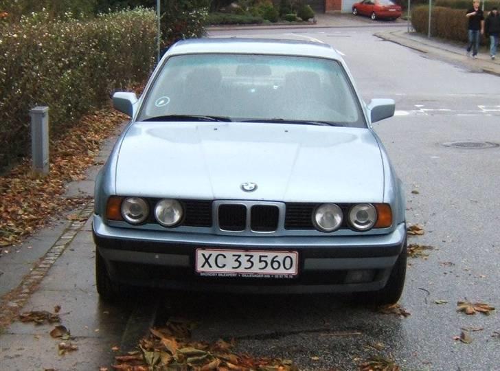 BMW 520i - 24v - e34 - Da jeg købte bilen, samme dag. Fuldstændig grim! billede 4