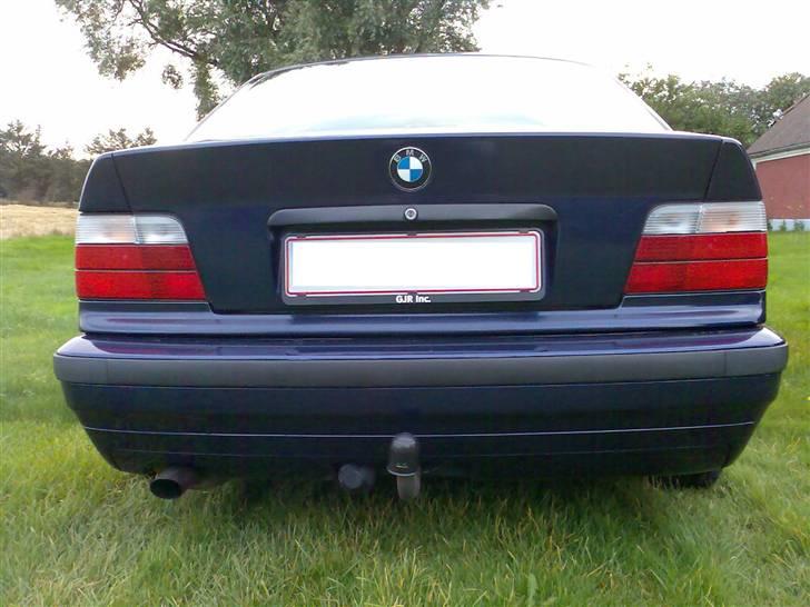 BMW E36 323I - Så fik jeg taget et billede af bagklappen, uden emblemer... billede 13