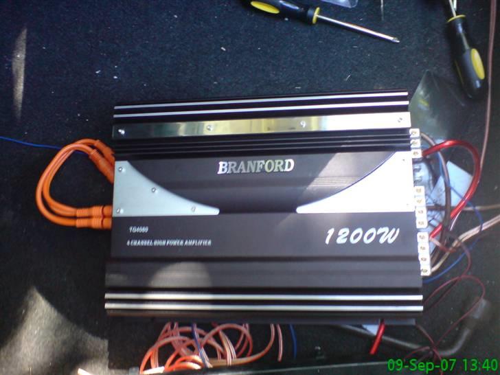 Ford Sierra 2,0 CL - Min billige forstærker. Men den spiller rigtig godt men bliver skiftet ud senere billede 13