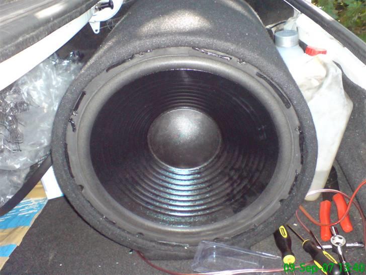 Ford Sierra 2,0 CL - Min 15" rørbass godt nok fra t-svansen men igen rigtig god lyd. billede 14