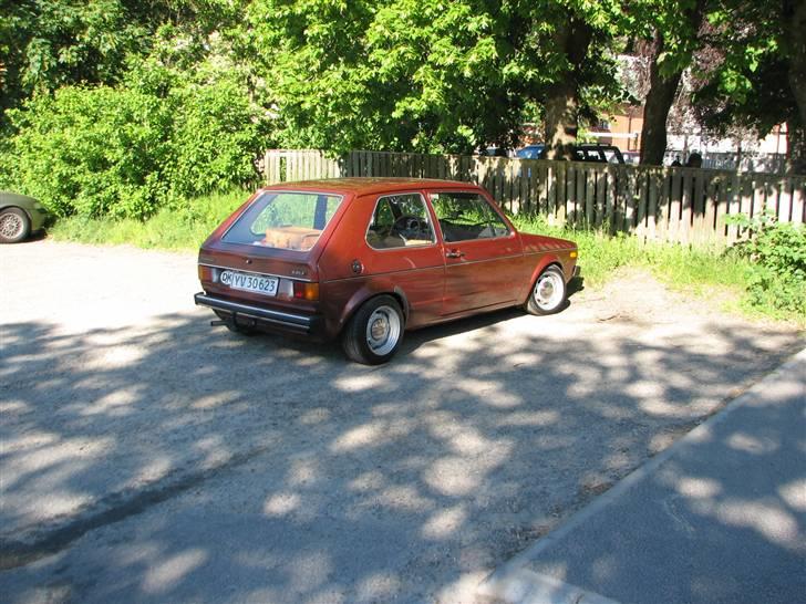 VW Golf 1 Restocall - 1´eren i Varberg By (Sverige). Den er dog hævet til campingturen derover. billede 13
