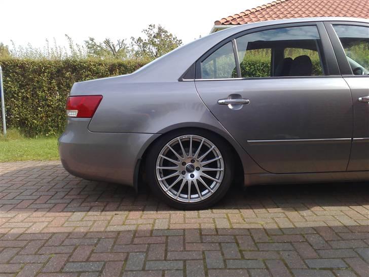 Hyundai Sonata CRDI GLS Motor DØD RIP - 2007 Sonata CRDI 2,0 GLS Desværre ingen sænking men blot 45 kasser øl og vand + det løse ialt ca 550 kg billede 5