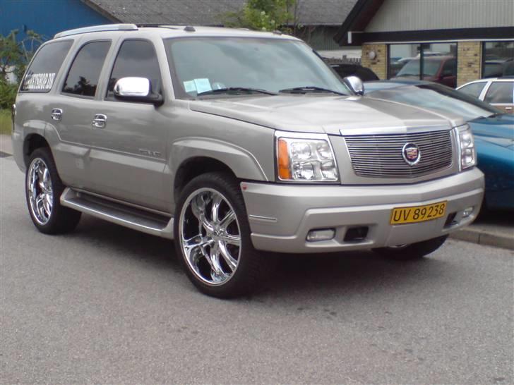 Cadillac escalade - Her med sprit nye fælge og den nye chrom front billede 1