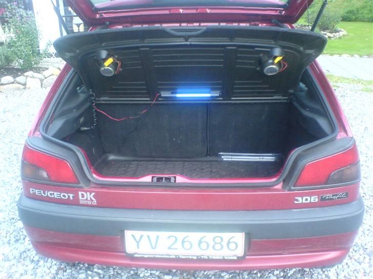 Peugeot 306 1,6 profil (Solgt) - blå neon i bagagerumet ;) billede 9