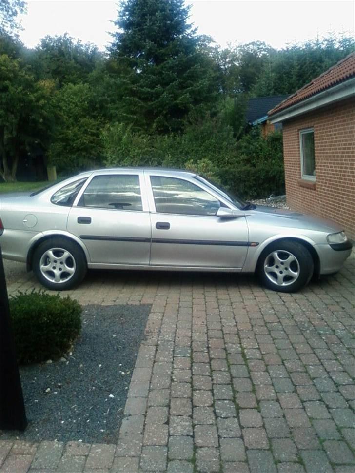 VW polo coupe solgt - dette er en vectra fra 97 1,6 16v som er tilsalg skriv hvis det har interasse ? billede 10