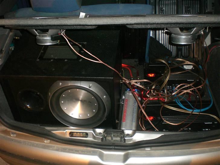 Fiat Punto (Solgt) - bagi i den lille punto!!! meget lille og godt fyldt ud! meget rodet da det er under opbygning! billede 16