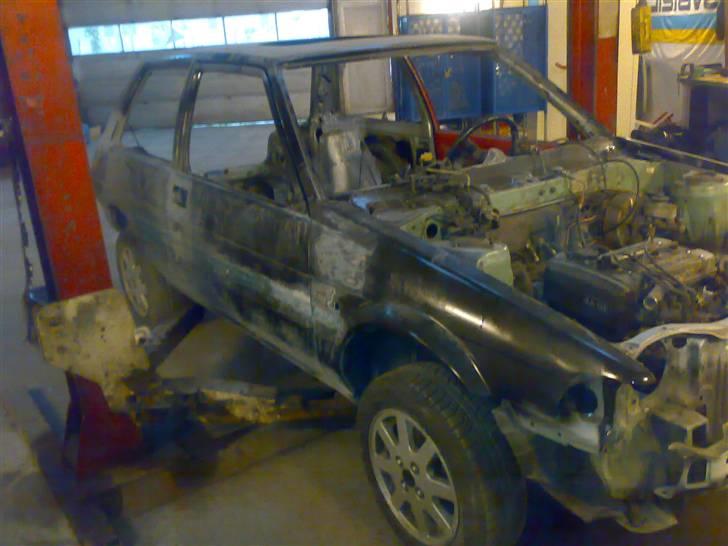 Toyota AE82 GT (PROJEKT) - Bilen på liften, klar til at få pillet motoren ud. billede 12