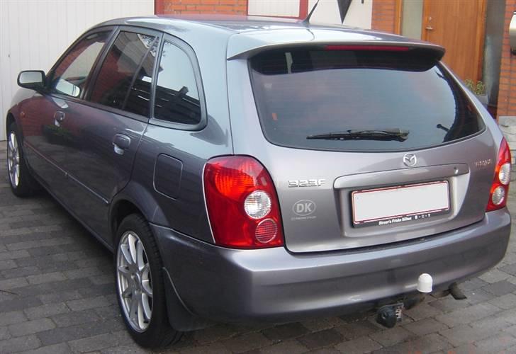 Mazda 323F BJ - Igen med solfilm monteret, 35% lysgennemgang i bagrude. billede 8