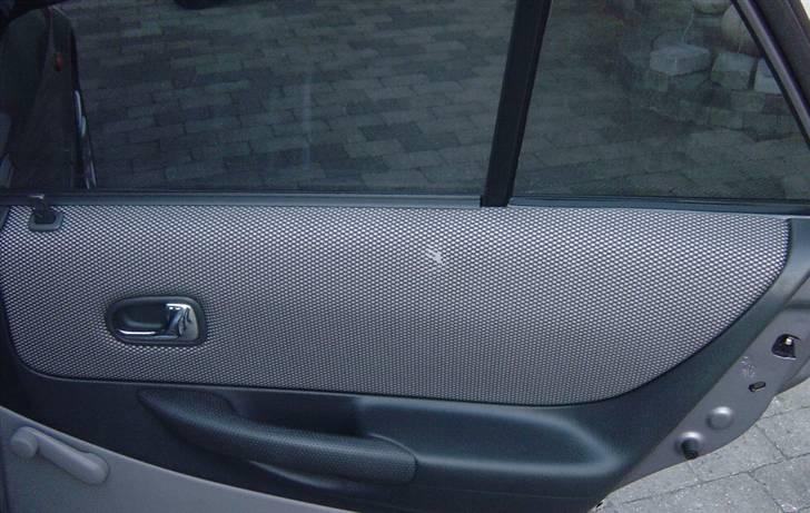 Mazda 323F BJ - Firmaet som monterede solfilmen brændte sgu hul i dørbeklædningen :-( billede 9