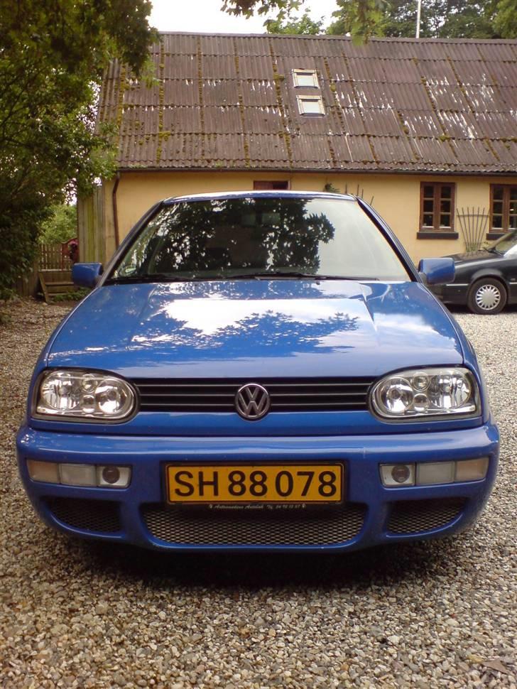 VW Golf III Variant - 1.8 - Gammelt billede. Anden kofanger er kommet på og blink og grill. Men bliver snart skiftet det halve af det igen. billede 9