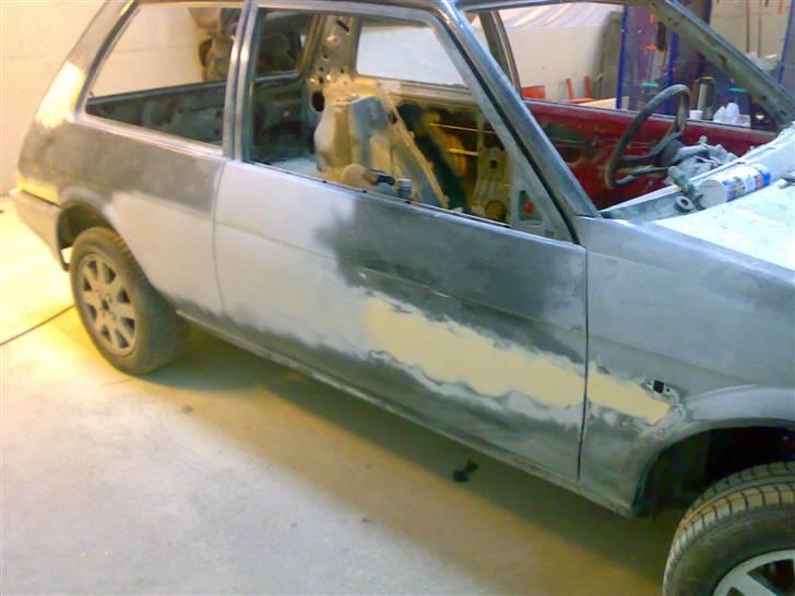 Toyota AE82 GT (PROJEKT) - Dør sider og pyntelister spartet og ved at blive slebet til. billede 16