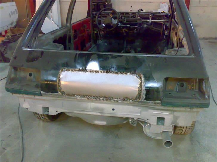 Toyota AE82 GT (PROJEKT) - Nummerplade hul fuldsvejset, og klar til spartling. Listekand under baglygter spartlet. billede 17