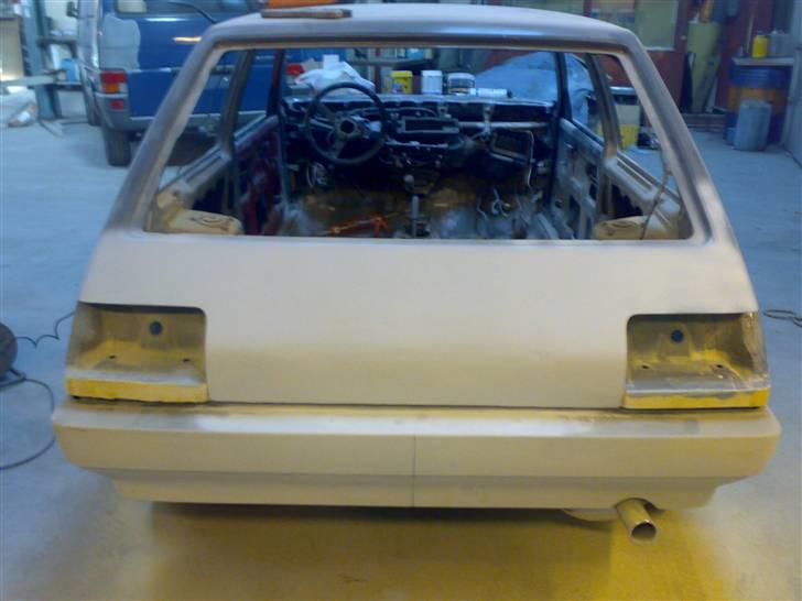 Toyota AE82 GT (PROJEKT) - Nummerplade hul svejset til med et stykke karosseri plade, og spartlet til er ved at blive slebet til. billede 19