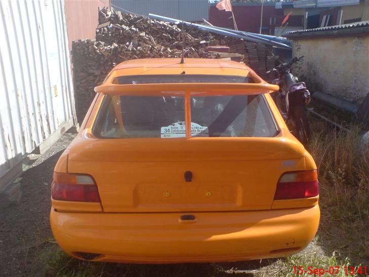 Ford Escort - Bagfra, mangler den store potte, og de andre baglygter, her aner man også det klister mærke hvor der står "Rally Loret de mar" (: billede 5
